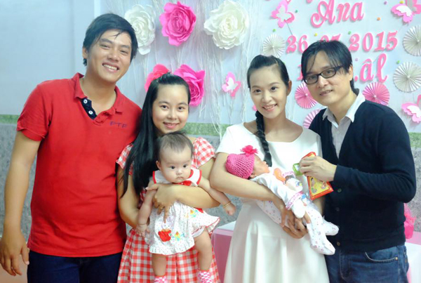 Vợ chồng Lê Kiều Như vừa tổ chức bữa tiệc đầy tháng cho con tại quê ngoại. Bữa tiệc ấm cúng có sự tham gia của bố mẹ và anh chị em tác giả Sợi xích.